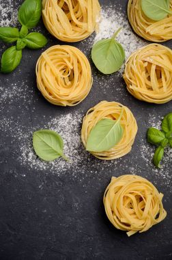 Siyah beton zemin üzerine ham tagliatelle makarna