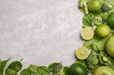 Yeşil meyve ve sebze gri beton, taş veya arduvaz arka plan üzerinde çeşitli.