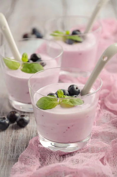 Domácí borůvkový jogurt s borůvkovou a mátou — Stock fotografie