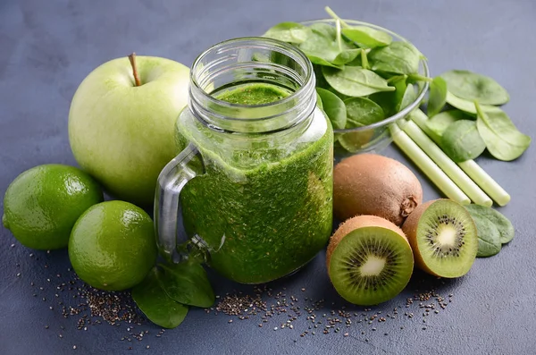Gesunder grüner Smoothie mit Kiwi, Apfel, Spinat und Chiasamen. — Stockfoto