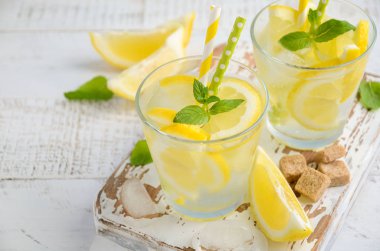 Soğuk Yaz içeceği limon ve nane ahşap arka plan yenileme.