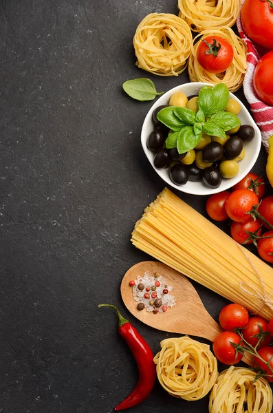 Pasta, Gemüse, Kräuter und Gewürze für italienische Speisen auf schwarzem Hintergrund — Stockfoto