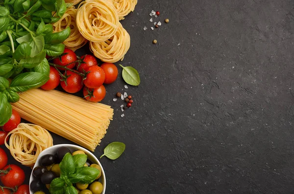 Massas, legumes, ervas e especiarias para alimentos italianos sobre fundo preto — Fotografia de Stock