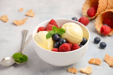 Vanilyalı dondurma beton zemin üzerine taze çilek ile