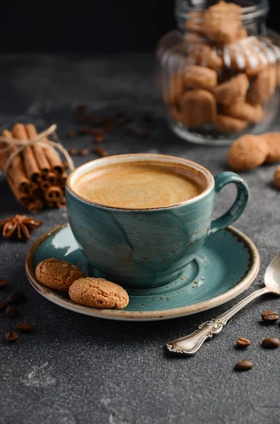 Amaretti tanımlama karanlık arka plan üzerinde ile taze kahve — Stok fotoğraf