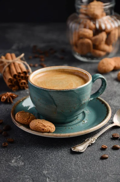 Kopp färskt kaffe med Amaretti cookies på mörk bakgrund — Stockfoto