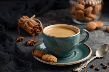 Amaretti tanımlama karanlık arka plan üzerinde ile taze kahve