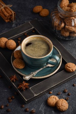 Amaretti tanımlama karanlık arka plan üzerinde ile taze kahve