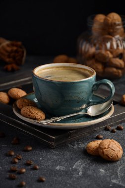 Amaretti tanımlama karanlık arka plan üzerinde ile taze kahve