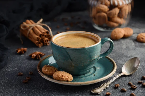 Kopp färskt kaffe med Amaretti cookies på mörk bakgrund — Stockfoto