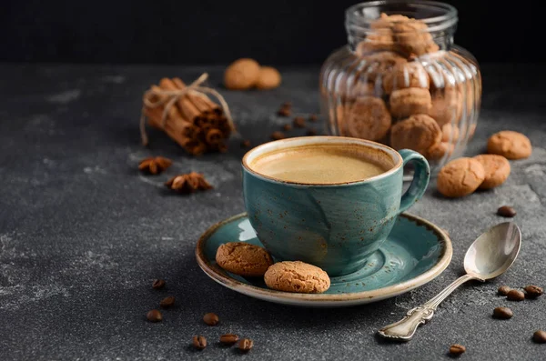 Kopje verse koffie met Amaretti koekjes op donkere achtergrond — Stockfoto