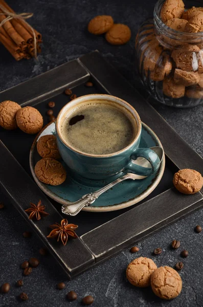 Tasse frischen Kaffee mit Amaretti-Keksen auf dunklem Hintergrund — Stockfoto
