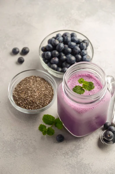 Blueberry smoothie med chiafrön i glasburk på grå betong bakgrund — Stockfoto