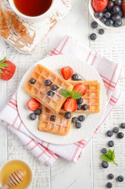 Waffle ahşap arka plan üzerinde taze çilek ile