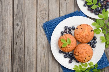 Ev yapımı blueberry muffins rustik ahşap zemin üzerine