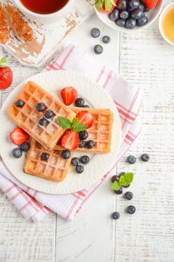 Waffle ahşap arka plan üzerinde taze çilek ile