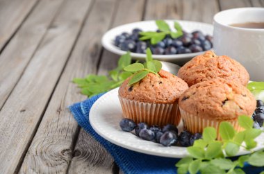 Ev yapımı blueberry muffins rustik ahşap zemin üzerine