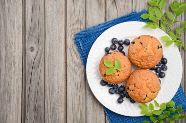 Ev yapımı blueberry muffins rustik ahşap zemin üzerine
