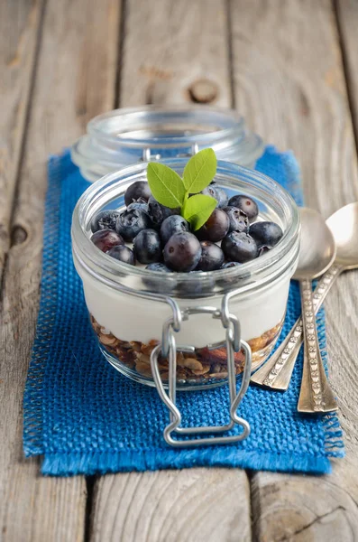 Parfait jogurt s müsli a čerstvými borůvkami, koncept zdravé snídaně — Stock fotografie