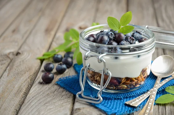 Parfait de iogurte com granola e mirtilos frescos, conceito de café da manhã saudável — Fotografia de Stock