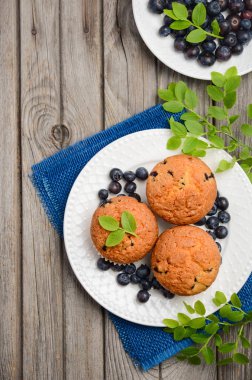 Ev yapımı blueberry muffins rustik ahşap zemin üzerine