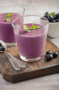 Yaban mersini ve muz smoothie ahşap tablo