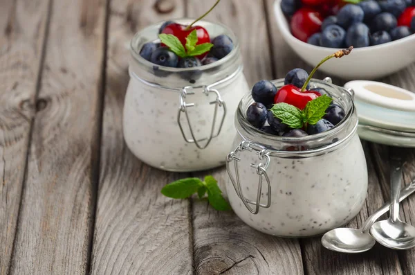Chia frö pudding med färska bär, hälsosam frukost koncept — Stockfoto