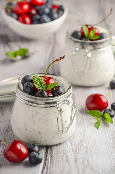新鮮な果実、健康的な朝食の概念とチア種子プディング — ストック写真
