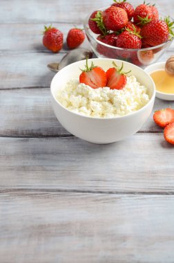 Taze çilek, sağlıklı kahvaltı konsepti ile taze peynir