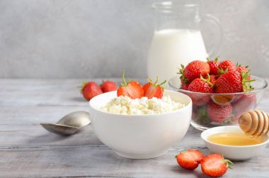 Taze çilek, sağlıklı kahvaltı konsepti ile taze peynir