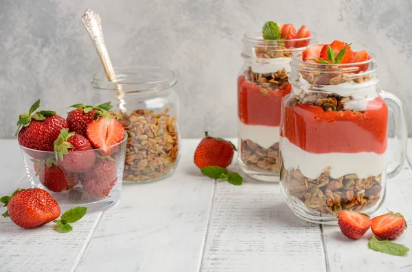 Parfait de iogurte com granola caseira e morangos frescos, conceito de café da manhã saudável — Fotografia de Stock