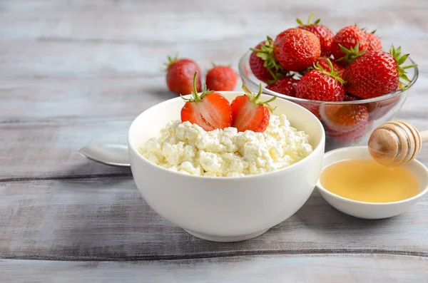 Queso cottage fresco con fresas frescas, concepto de desayuno saludable — Foto de Stock