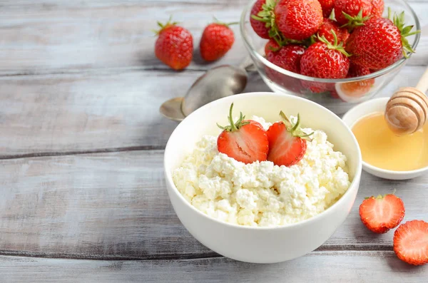 Queso cottage fresco con fresas frescas, concepto de desayuno saludable —  Fotos de Stock