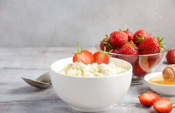Queso cottage fresco con fresas frescas, concepto de desayuno saludable —  Fotos de Stock