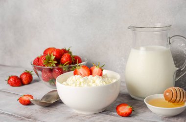 Taze çilek, sağlıklı kahvaltı konsepti ile taze peynir