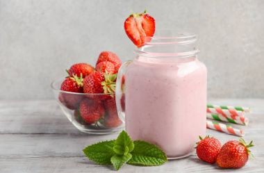Tahta masada çilekli milkshake.
