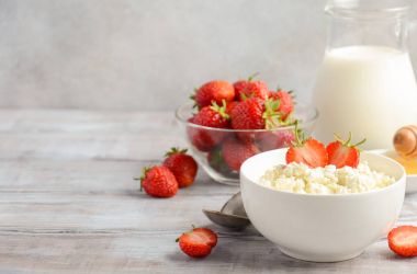 Taze çilek, sağlıklı kahvaltı konsepti ile taze peynir