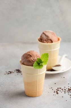 Çikolatalı dondurma waffle koni gri beton zemin üzerine