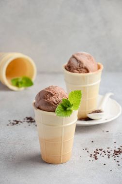 Çikolatalı dondurma waffle koni gri beton zemin üzerine