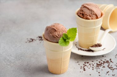 Çikolatalı dondurma waffle koni gri beton zemin üzerine