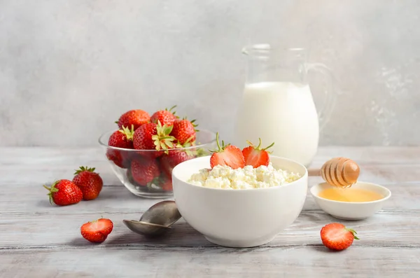 Färsk keso med färska jordgubbar, hälsosam frukost koncept — Stockfoto
