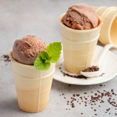 Çikolatalı dondurma waffle koni gri beton zemin üzerine