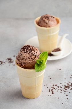 Çikolatalı dondurma waffle koni gri beton zemin üzerine