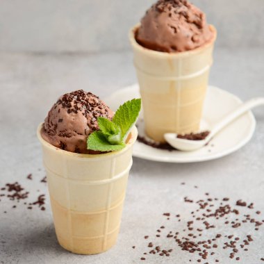 Çikolatalı dondurma ile gri beton zemin üzerine çikolata kırıntı