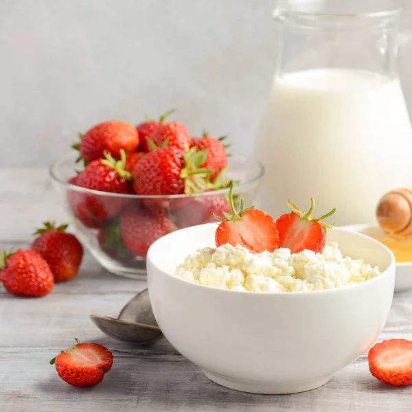 Taze çilek, sağlıklı kahvaltı konsepti ile taze peynir