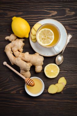 Zencefil kök çay limon ve bal ahşap arka plan üzerinde