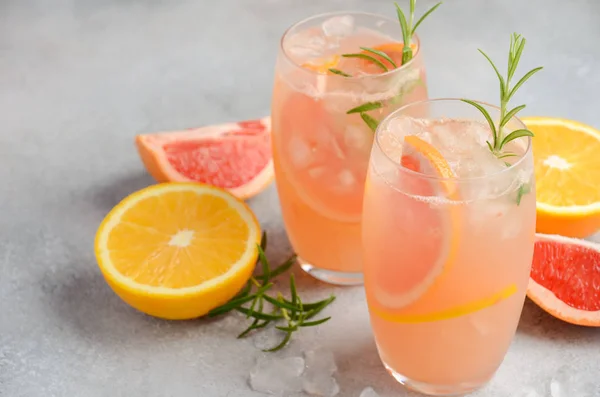 Erfrischender Zitruscocktail mit Grapefruit, Orange und Rosmarin — Stockfoto