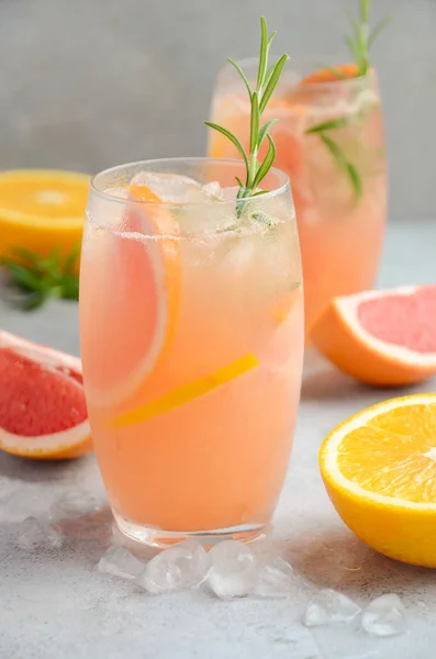 Erfrischender Zitruscocktail mit Grapefruit, Orange und Rosmarin — Stockfoto