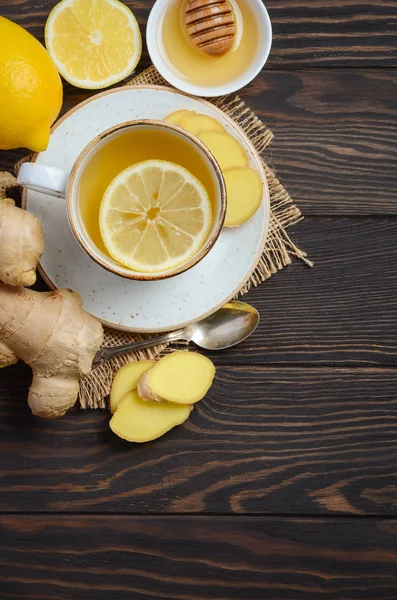 姜根茶和柠檬蜂蜜木制背景 — 图库照片