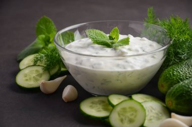 Taze salatalık ve dereotu su ve malzemeler